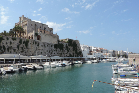 Town hall und der Hafen von Ciutadella, Menorca