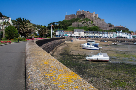 Jersey - Blick auf Mont Orgueil Castle, Hafen und Uferpromenade