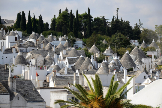 Apulien, Blick auf die Trulli Häuser in Alberobello