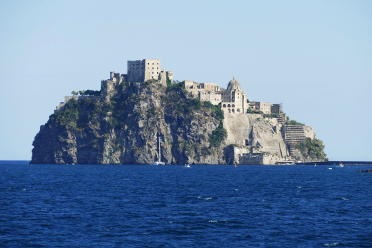 Ischia_Aragonische Burg im Mittelmeer