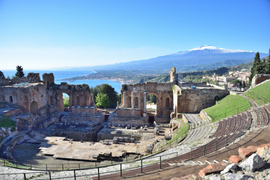 Sizilien, Panoramablick auf das antike Theater in Taormina und Ätna