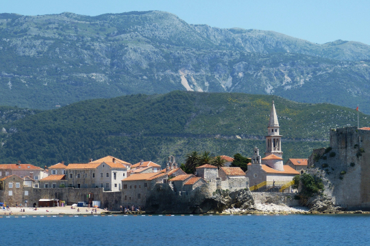 Montenegro, Blick vom Meer auf Budva und Berge