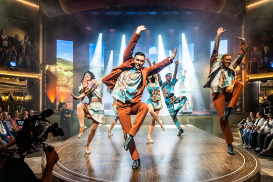 T&auml;nzer bei einer Show auf der AIDA